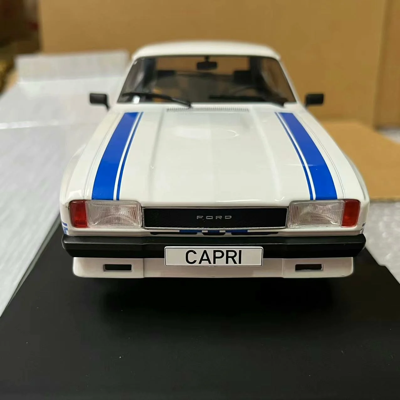 Diecast MCG 1/18 Scale FORD CAPRI MK I I Ford Alloy Car Model Collectible Toy Gift Souvenir Display Ornament