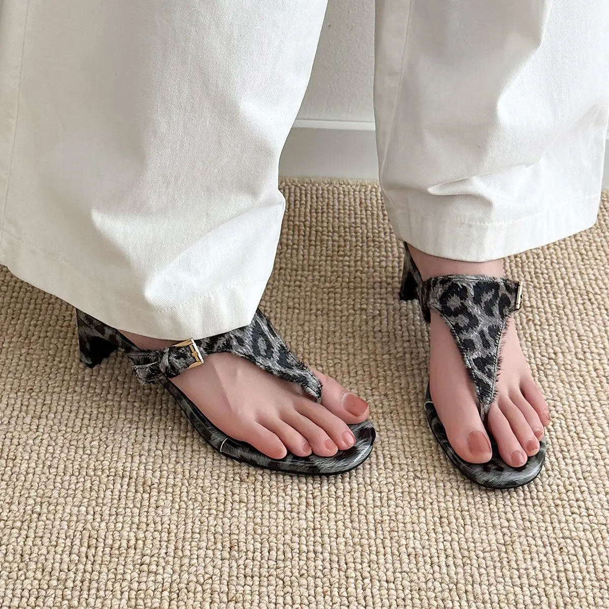 Arden Furtado verano leopardo pelo de caballo pellizco zapatillas punta redonda Pull-on tacones gruesos chanclas cinturón hebilla moda mulas