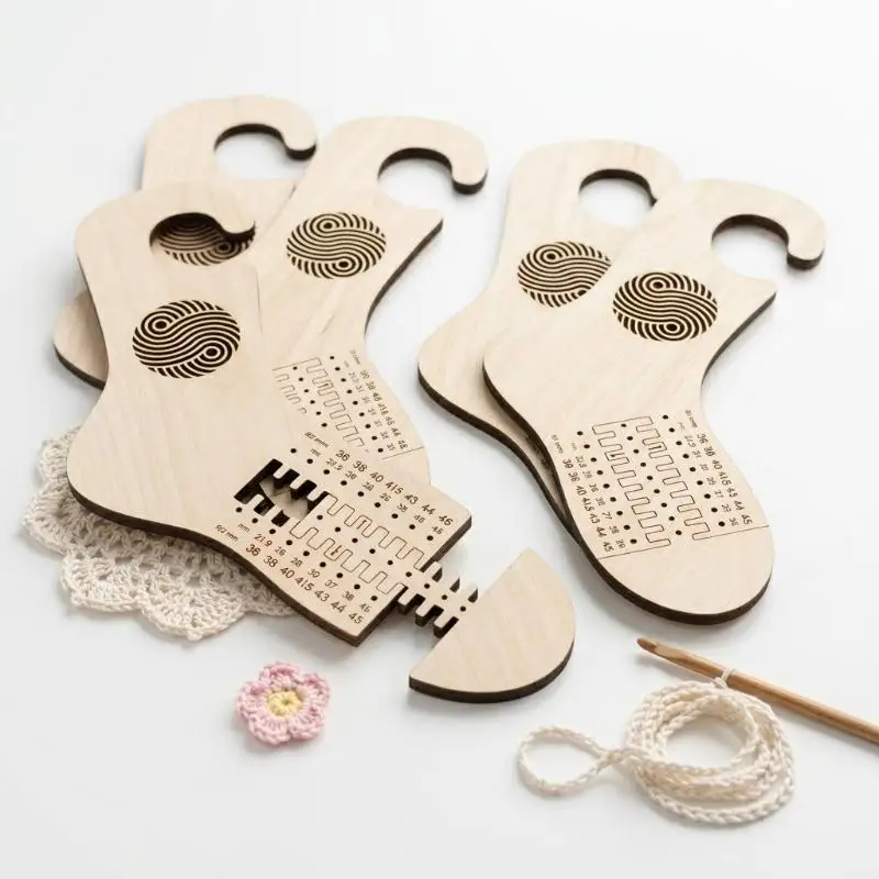 Sockenformen aus Holz mit präzisen Größenangaben, polierte natürliche Holzoberfläche, ideal für Strickbegeisterte und DIY-Sockenprojekte. – Detail 5