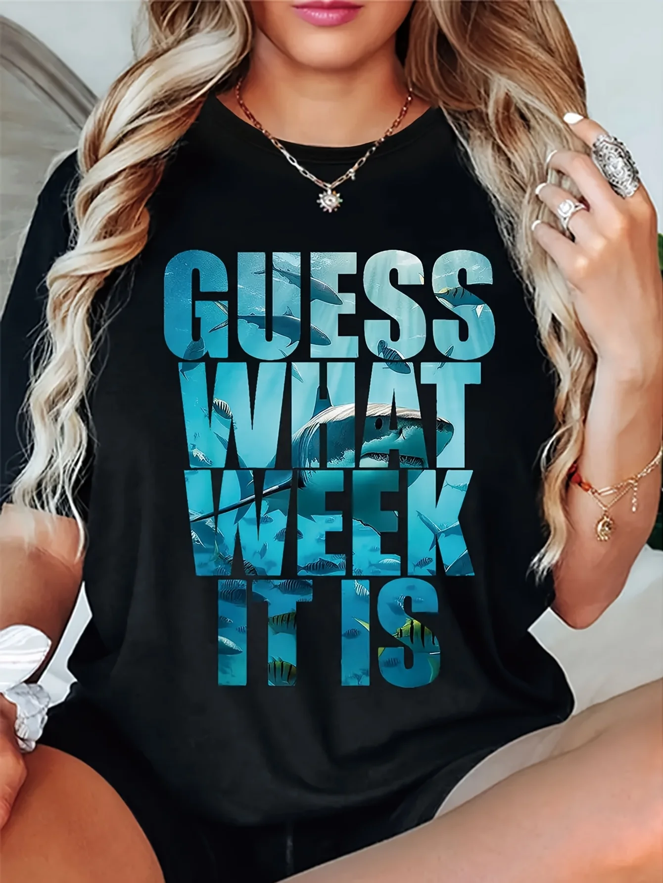 T-shirt casual girocollo da donna con motivo squalo "Guess This Week", tessuto lavorato a maglia in poliestere a maniche corte, leggermente elastico