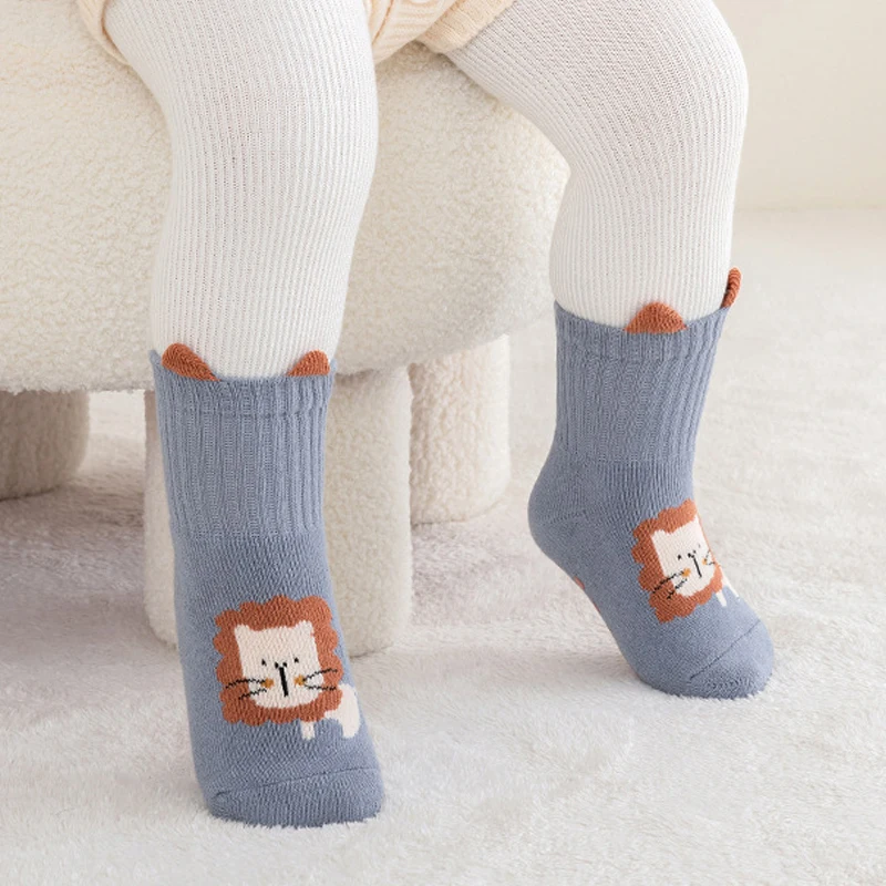 5 Paar gestreifte, rutschfeste Baby-Bodensocken, Kinder-Cartoon-Tier-Mittelknie-Socken, geeignet für alle Jahreszeiten – Detail 3