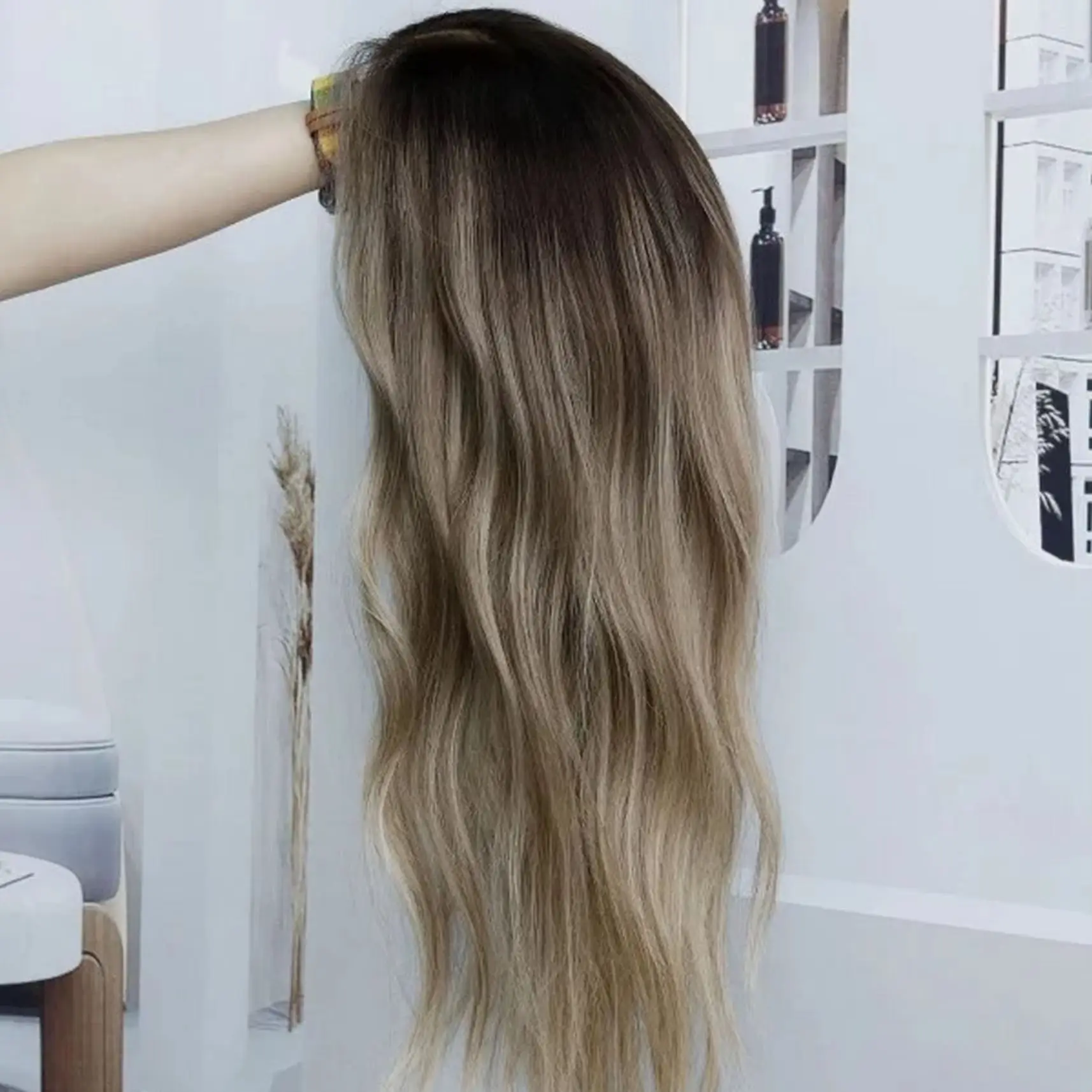 

22-дюймовый парик нового стиля с эффектом омбре в оттенках пепельного блонда, 13*4 HD прозрачный кружевной парик из высококачественного термостойкого волокна для женщин, для повседневного использования и вечеринок.