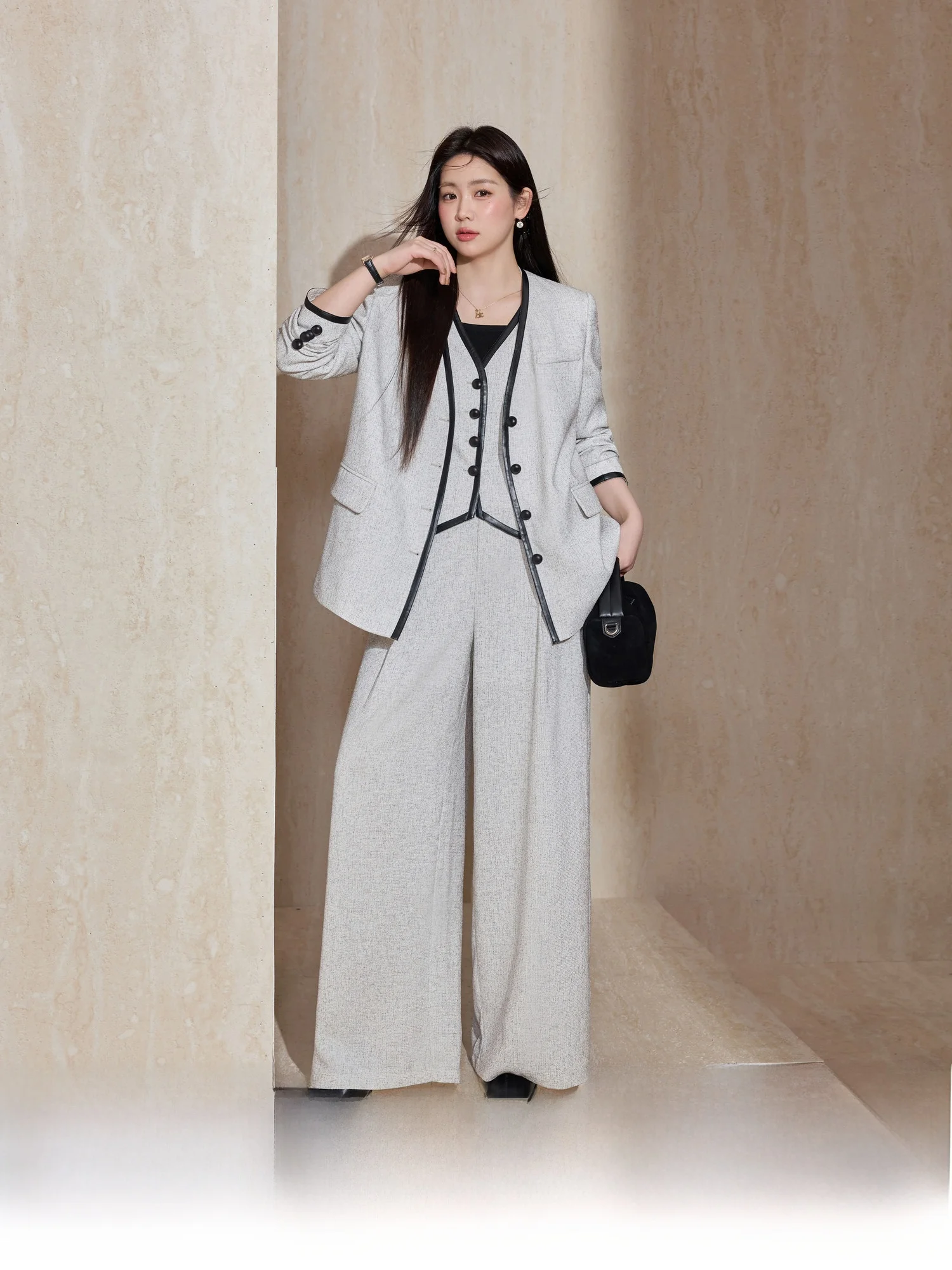 

Синий комплект из футболки и жилета в стиле casual для женщин больших размеров, с широкими брюками, весна