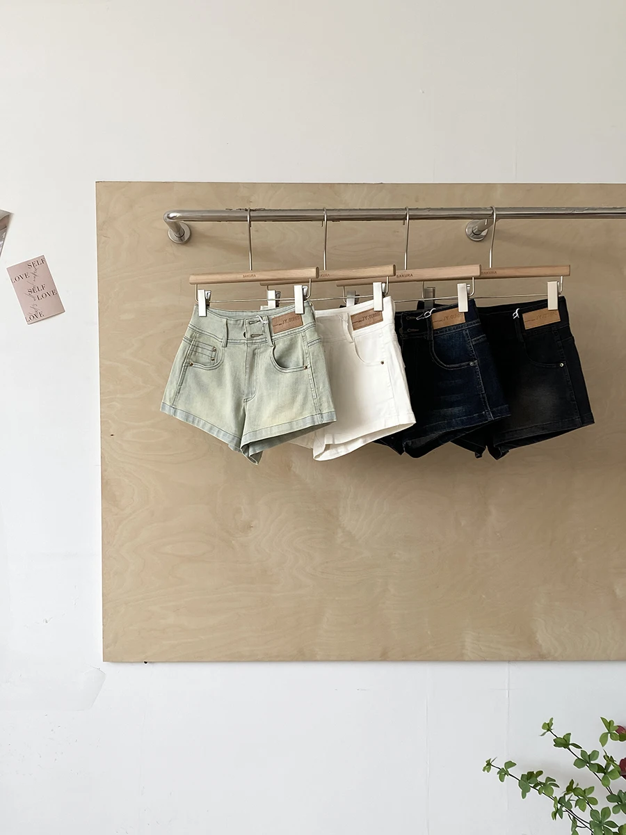 

2025 Early Autumn Retro Washed Versatile Women's Denim Shorts Slimming Sexy A-Line Low Waist Commute Style Trendy
