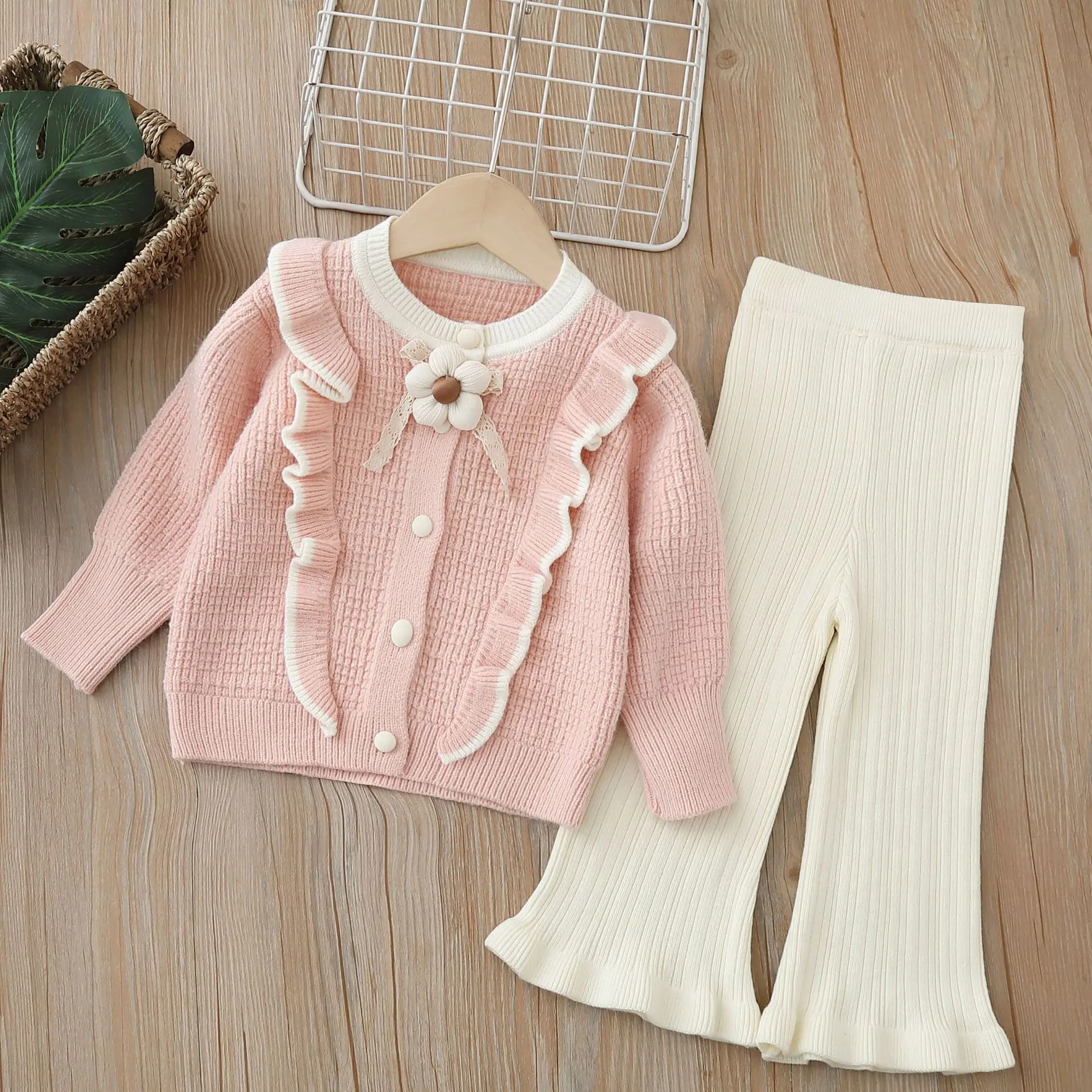 

2025 autumn and winter new handcrafted floral cardigan for little girls, a two-piece knitted set of girls' sweaters and trousers