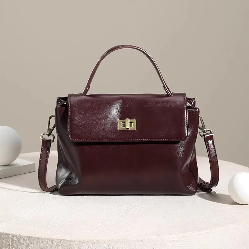 

Women's Luxury Leather Messenger Bag Tote Bag Soft Leather Small Square Bag Fashion Metal Buckle Elegant Handbag Shoulder Bag
