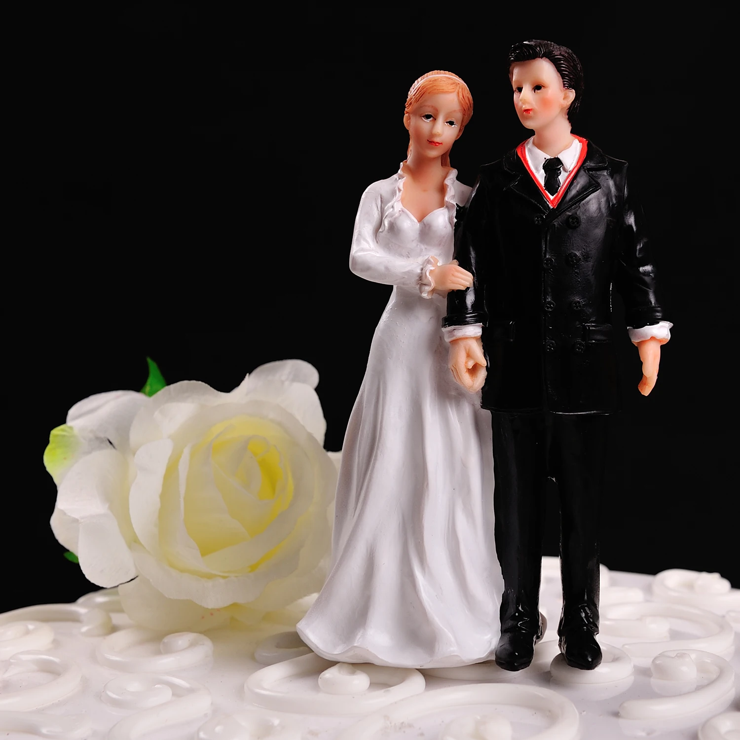 Envío Gratis, muñecas personalizadas "Hand in hand in winter", figuritas de novia y novio, adornos divertidos para tarta de boda, adorno con soporte