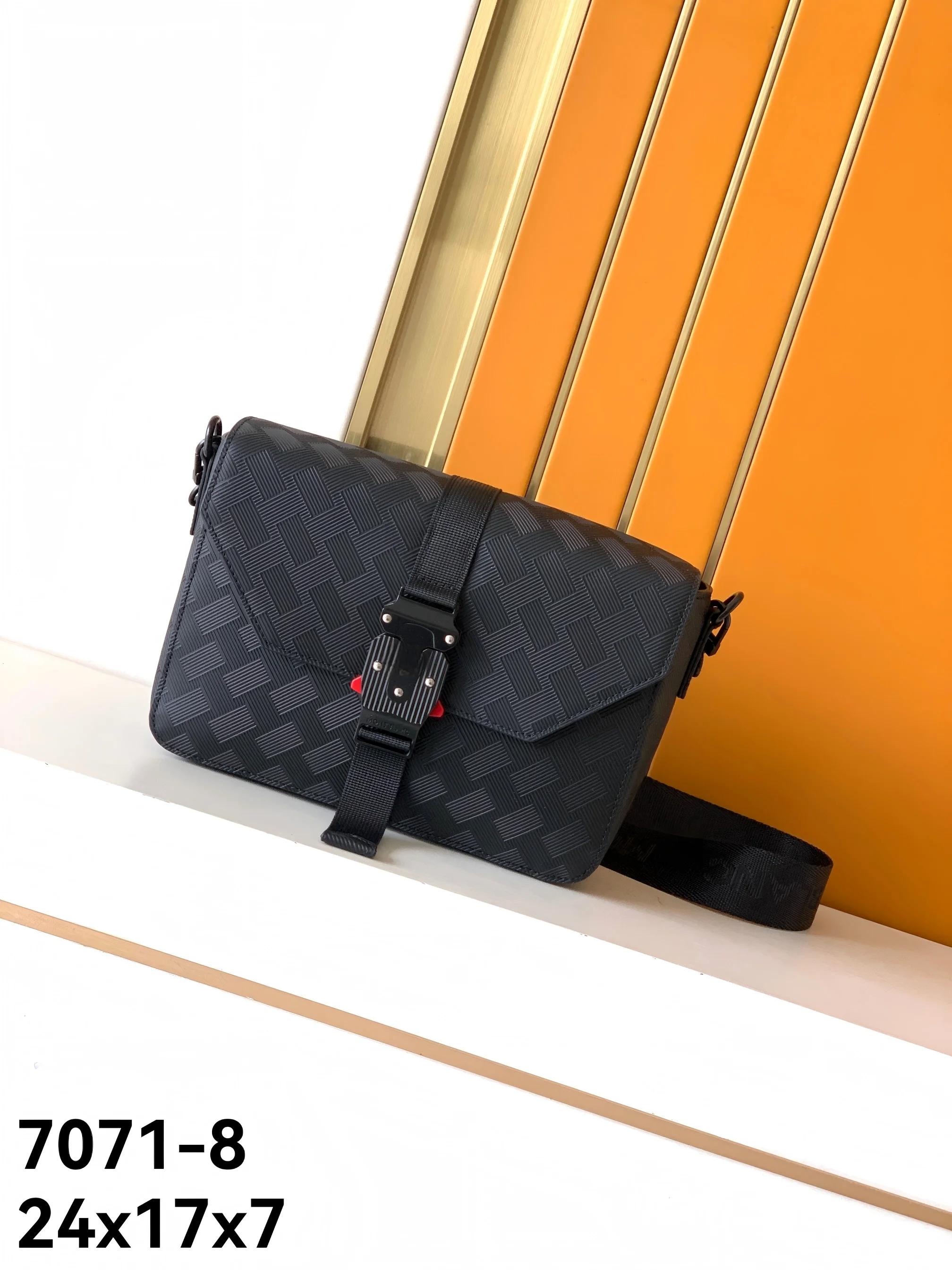 

Сумка-кроссбоди из натуральной кожи высшего качества, очень мягкая, с кожаным разделителем, премиум-качество