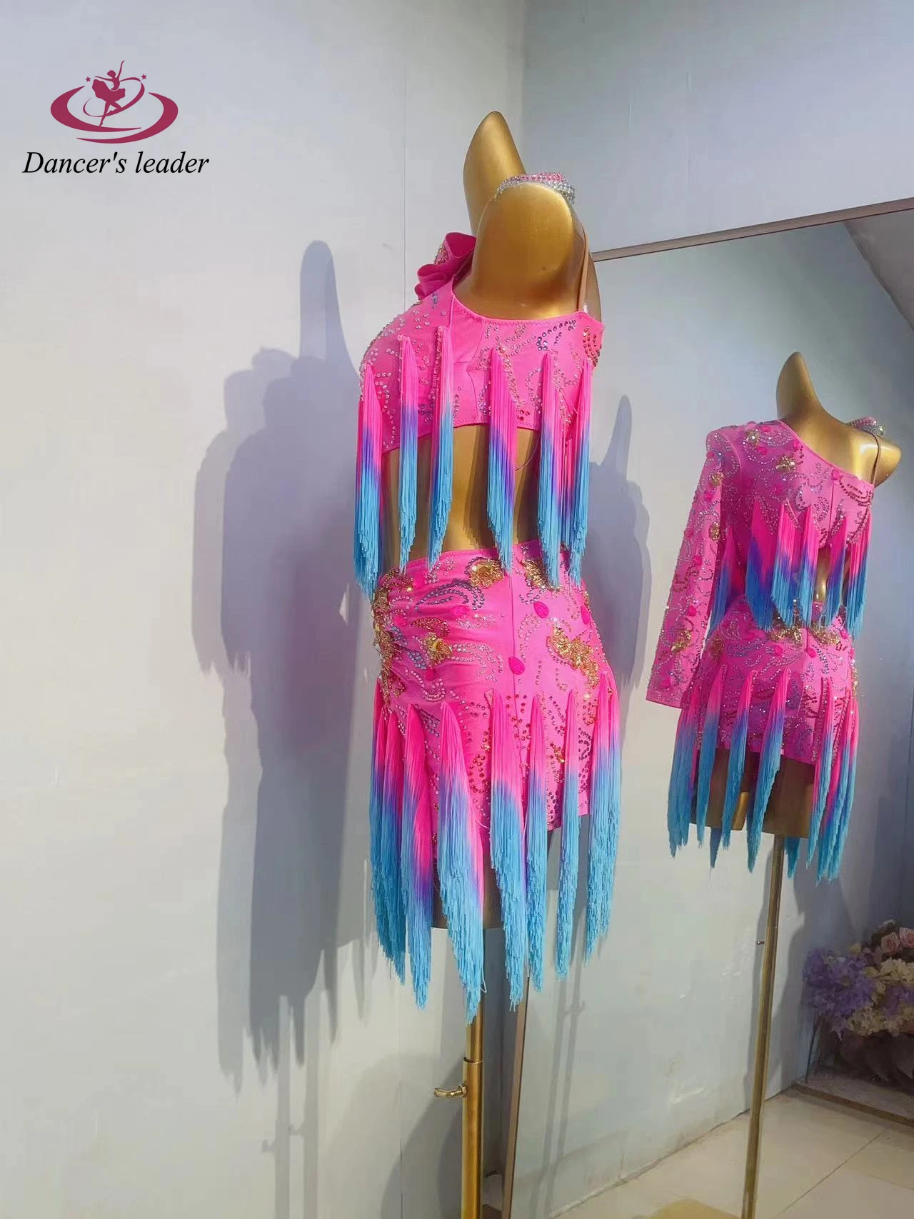 ラテンダンスステージ女性のハイエンドカスタマイズされたグラデーションタッセルデザインベリーダンスサンブラインストーンパフォーマンスコスチュームドレス