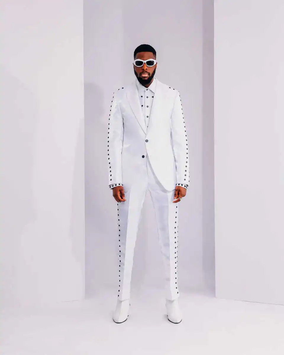 Customized Bling Mens Tuxedos Slim Fit White Peaked Lapel Groom Wedding Wear Jacket With Belt 2 Pieces Pants Sets image 3