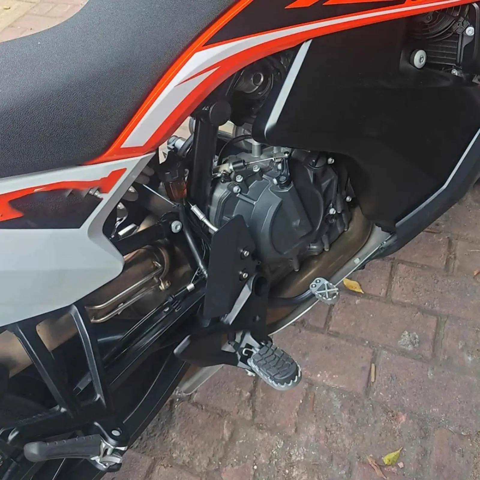 

Металлическая защита главного тормозного цилиндра заднего тормоза. Простая в установке защитная крышка.