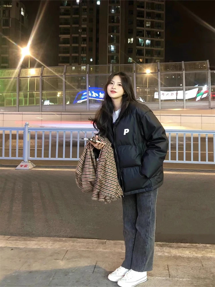 

Утепленная стеганая куртка женская повседневная свободного кроя универсальная с надписью из искусственной кожи, на хлопковом утеплителе, зима 2025, без воротника, пуховик-бомбер