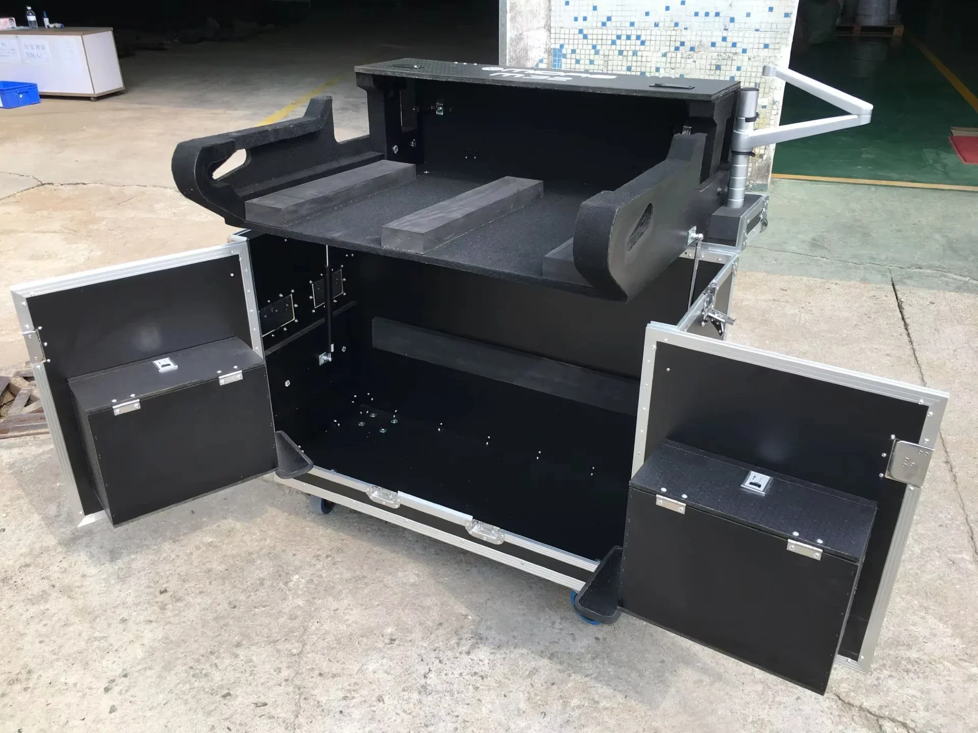 Factory production of Midas M32 mixing console, Bailingda cabinet, Allen chassis, wire reinforced shock resistant aviation box