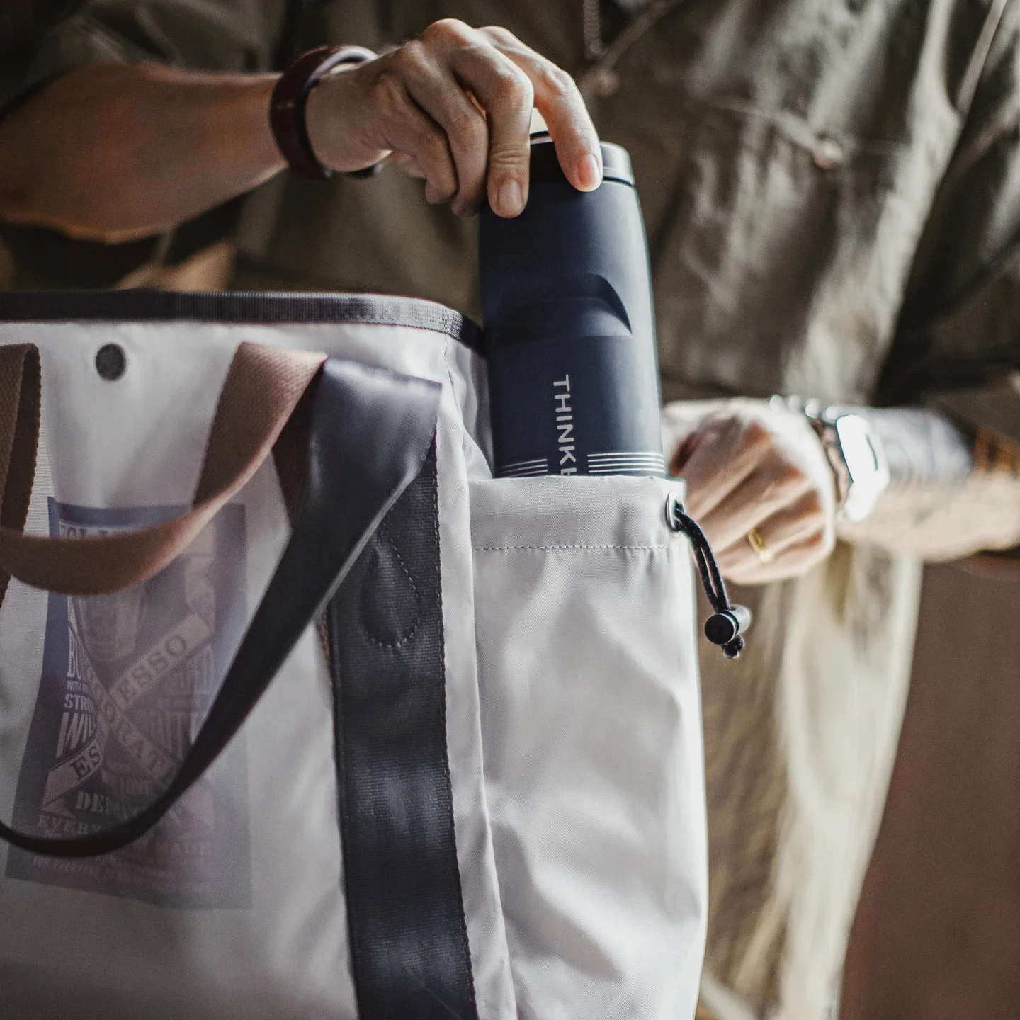 Tas Tote Maden Vintage Kapasitas Besar Tahan Air, Tas Selempang Pria, Tas Laptop untuk Komuter, Tas Serbaguna untuk Perjalanan dan Aktivitas Luar Ruangan