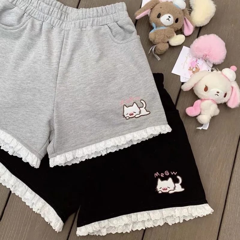 การ์ตูนญี่ปุ่นแมวเย็บปักถักร้อย Lotus Leaf Edge กางเกงขาสั้นฤดูร้อนเอวยางยืดกางเกงขาสั้นขากว้าง Pantalones Cortos De Mujer