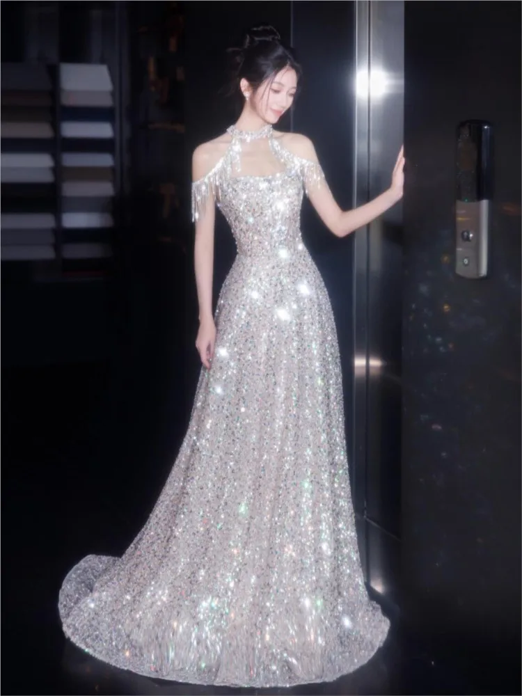 A sequined light luxury and niche neck-hanging dress with toasting vibe for the host's art examination performance