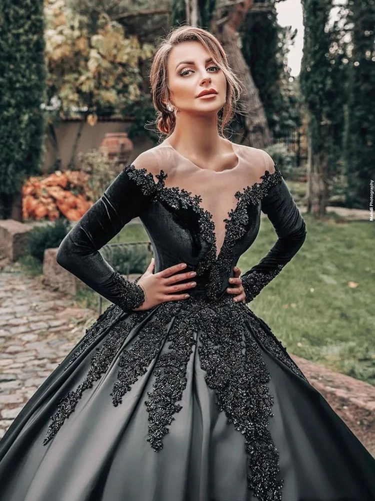 

Gothic Black Prom Dress Sheer O-neck Long Sleeves Appliques Illusion Buttons Back Formal Evening Party Gown