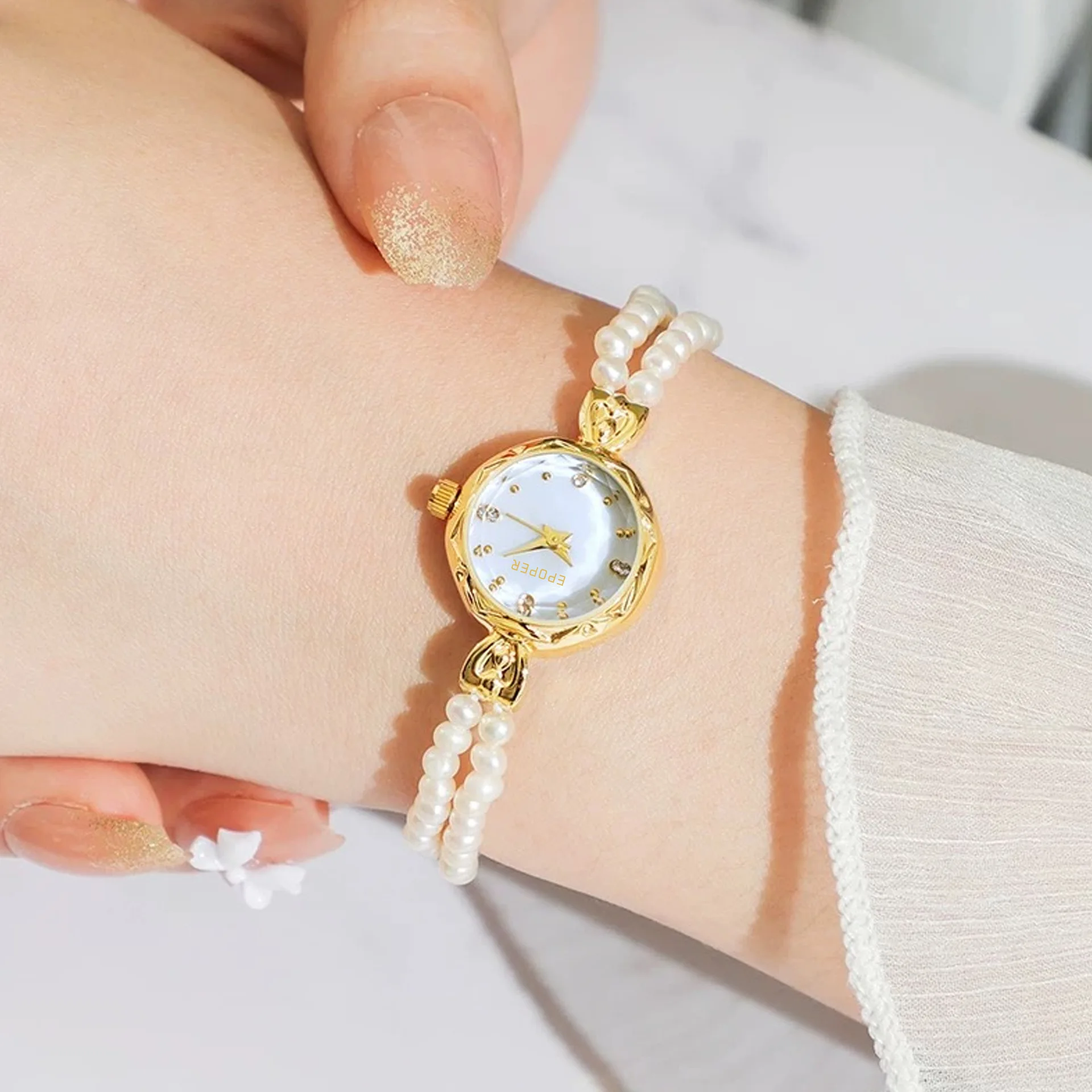 

A chic and versatile women's bracelet watch, stylish, luxurious, and high-value quartz women's watch, exquisite and trendy.