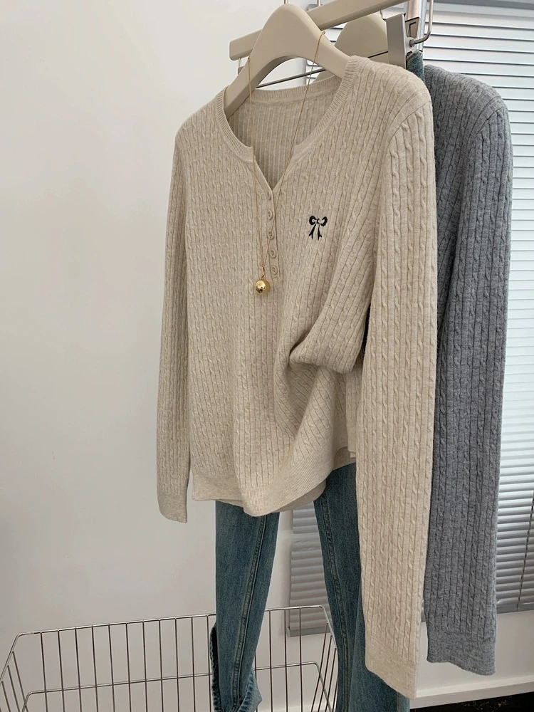 

Свободный крой, вышитый трикотаж, женский осенне-зимний модный молодежный свитер с открытым воротником на пуговицах, корейский длинный слэ...