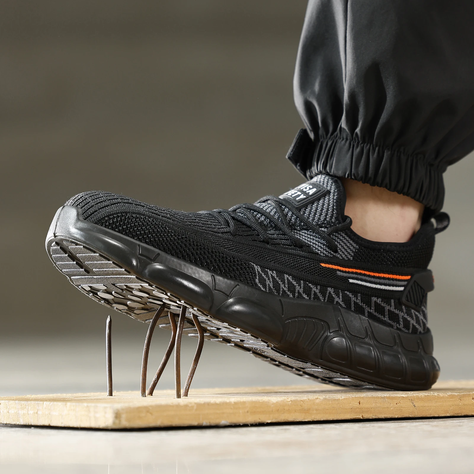 Men's work shoes with anti-shatter and anti-stab protection, durable and wear-resistant, suitable for all seasons.