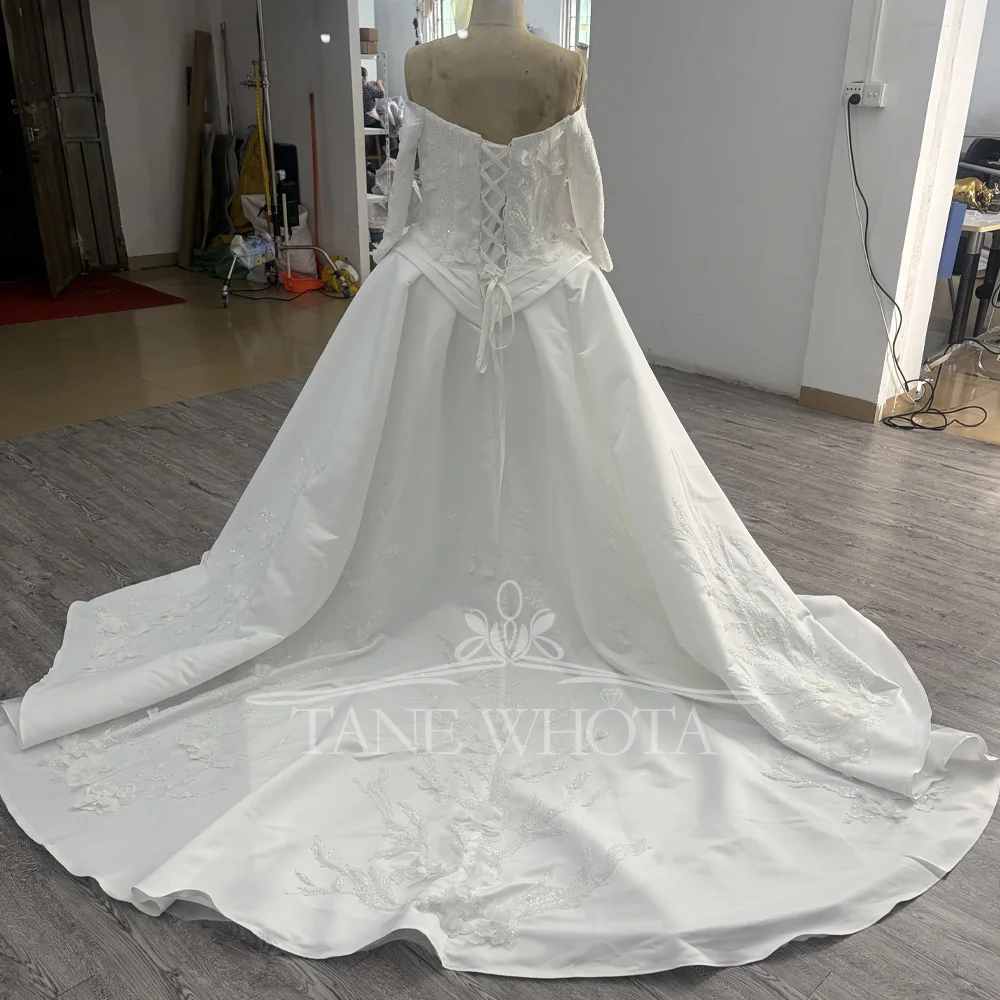 긴 소매가 있는 플러스 사이즈 끈이 없는 웨딩 드레스 레이스업 백 아플리케 비즈 장식 스팽글 맞춤형 신부 가운