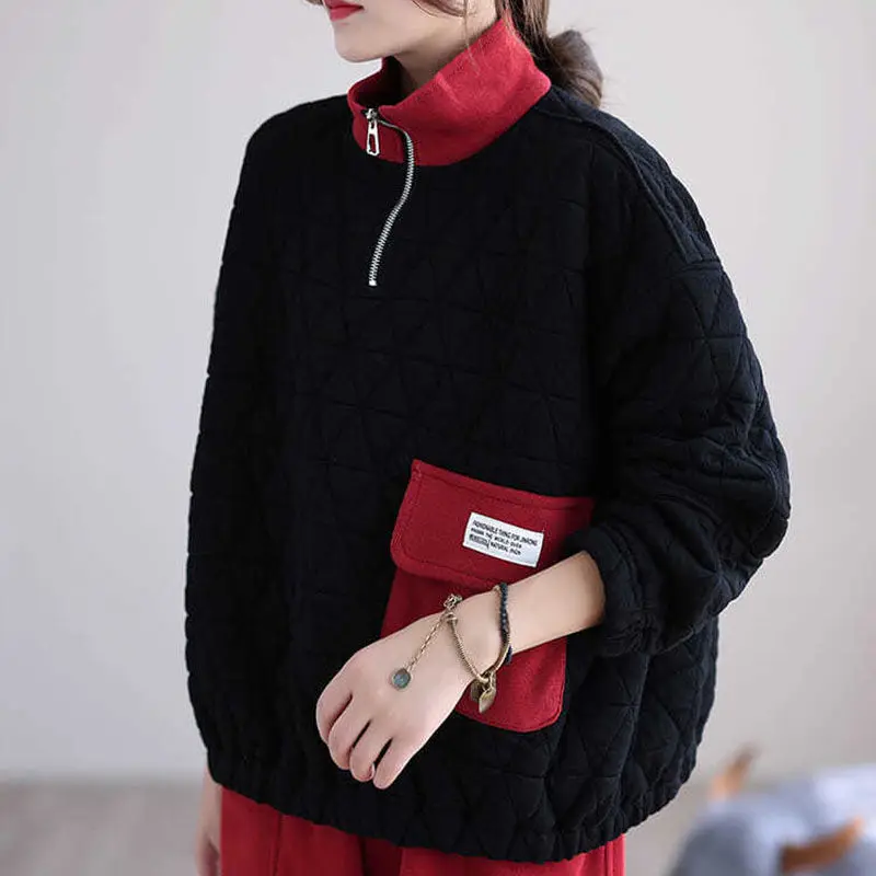 بلوفرات نسائية دافئة مبطنة بالقطن بياقة واقفة وجيب مرقع معاطف جديدة لخريف وشتاء 2025 قطع علوية نسائية عصرية #2