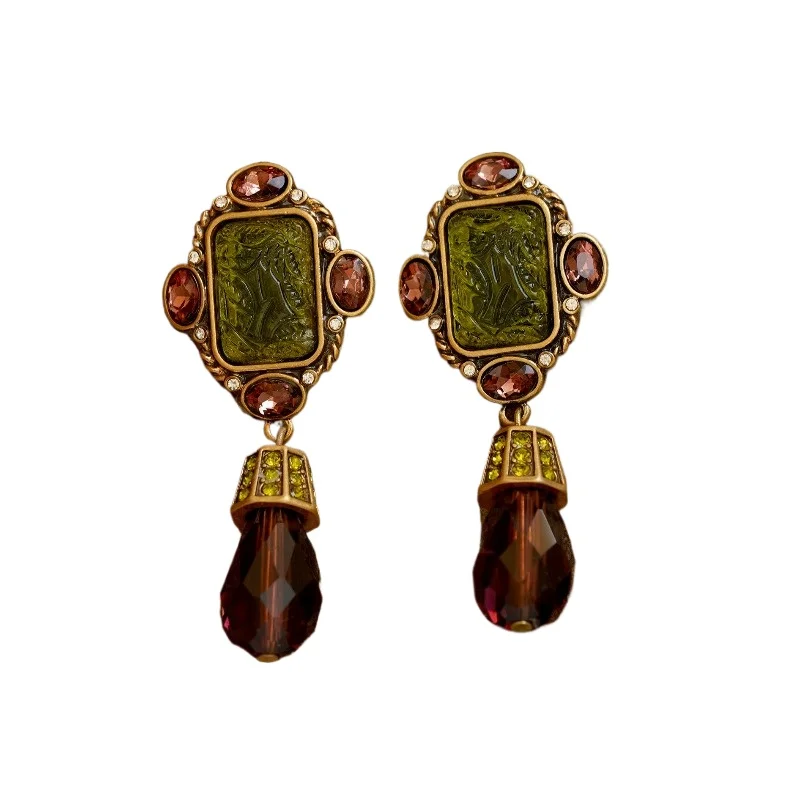 

Medieval green glazed stud earrings, advanced sense, exaggerated retro earrings in autumn and winter, exquisite earrings.