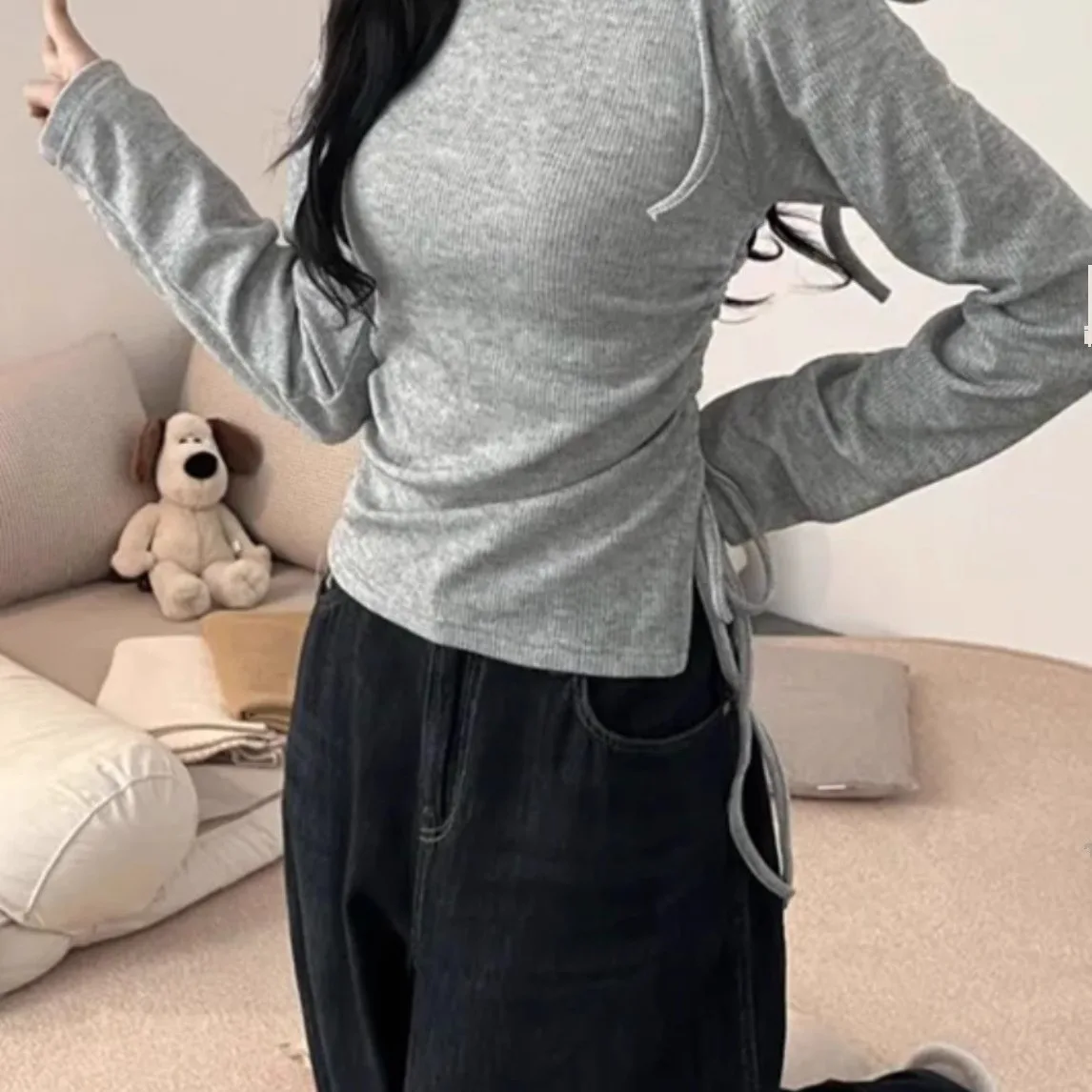 เสื้อยืดทรงเข้ารูปโชว์สัดส่วนสไตล์เกาหลี แขนยาว ไหล่เฉียง ผ่าข้าง ดีไซน์เรียบหรู