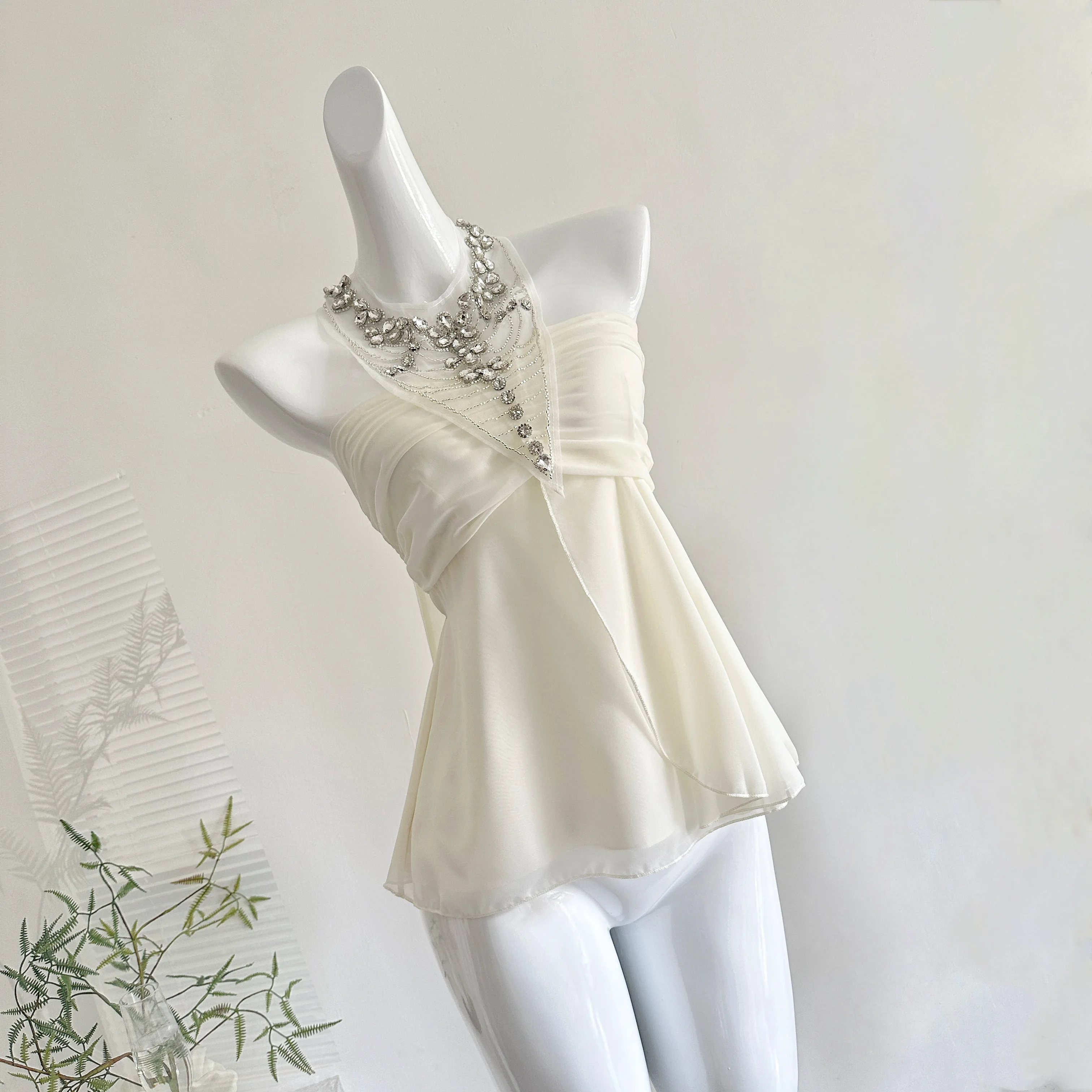 شبكة حجر الراين النسائية الصيفية الجديدة لعام 2025 مقسمة ​ ​ الشيفون سترة قصيرة وسادة الصدر نصف الرقبة المرأة الأعلى