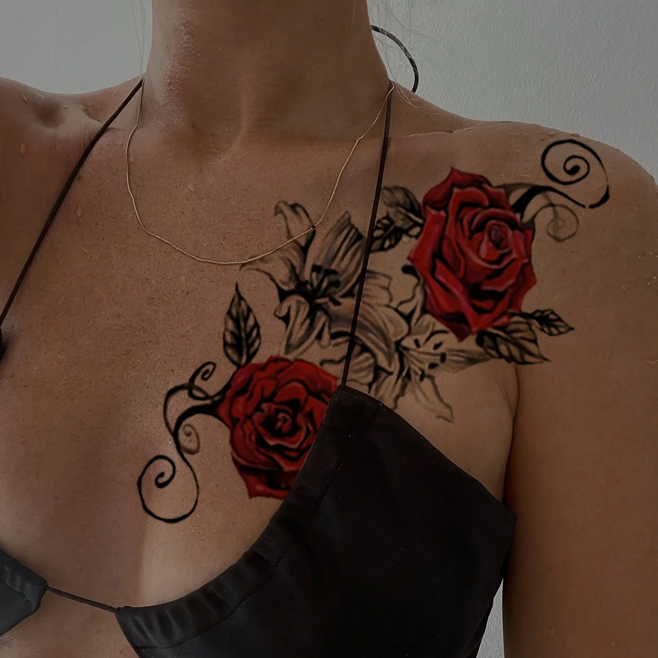 قطعتان من ملصقات وشم على شكل زهرة الورد الحمراء المؤقتة للذراع والساق، تصميم متجرد عند الصدر والفخذ، مقاومة للماء، مثالية للنساء