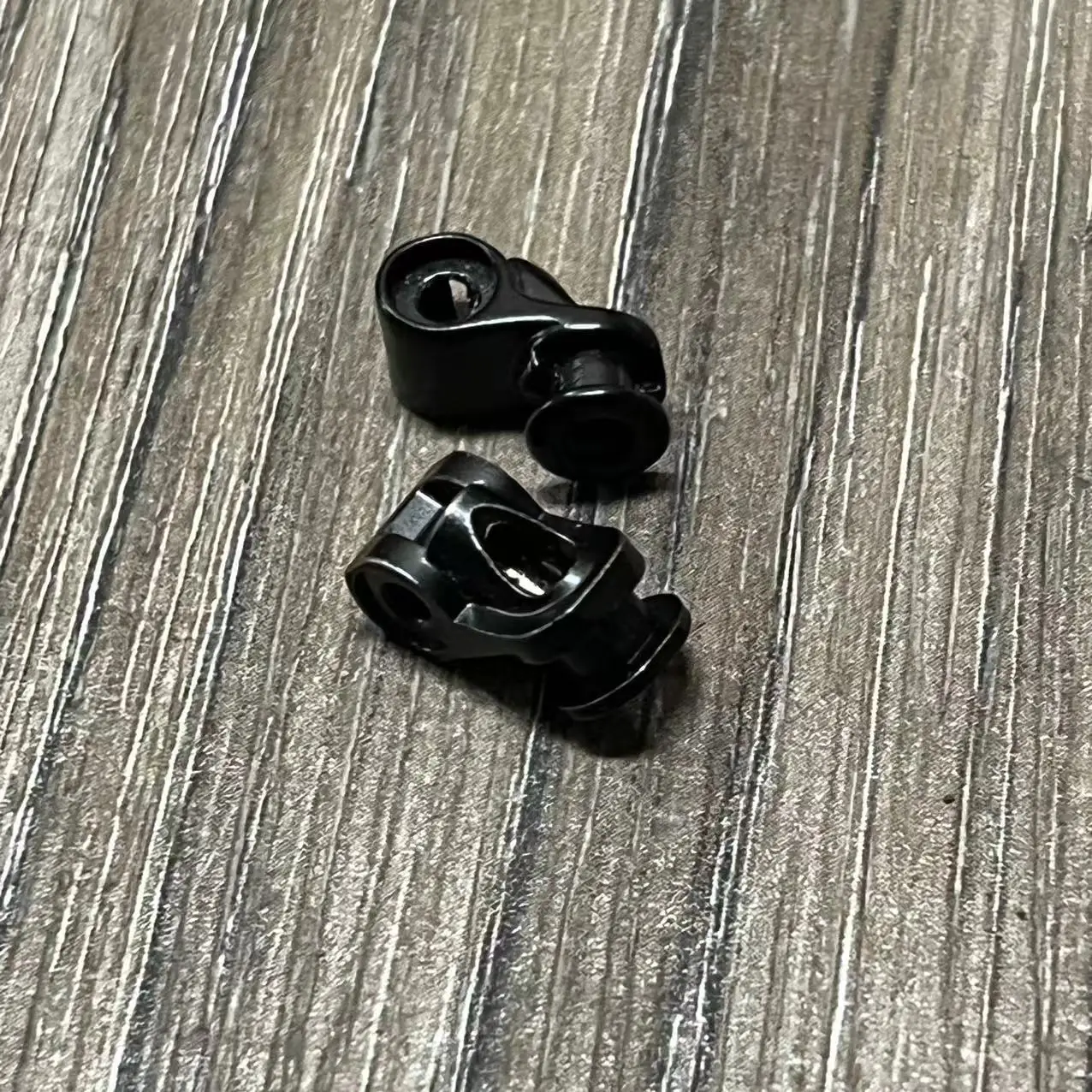 Oryginalne zamienne części zamienne do słuchawek bezprzewodowych Bose QC25 QC35 QC35II QC45 zawias śruby wału obrotowego metalowe części naprawcze — zdjęcie produktu 3