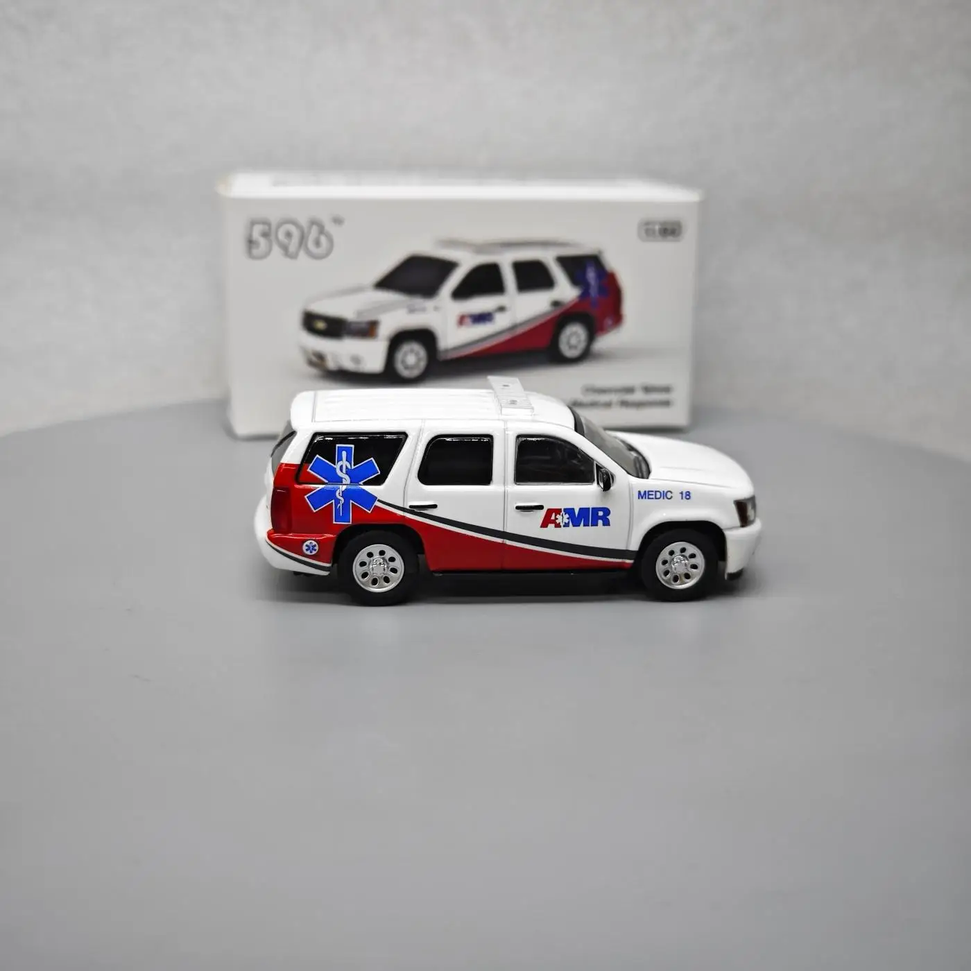 

596 1:64 Chevrolet Tahoe AMR Спасательная безопасность Полицейская машина Усовершенствованная модель автомобиля Коллекционные предметы