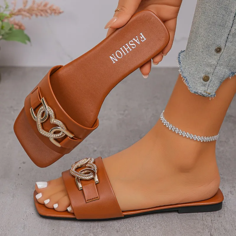 

Модные женские шлепанцы 2026 с металлическим декором, повседневная обувь, легкие сандалии на плоской подошве, шлепанцы с квадратным носком и цепочкой, пляжные слайды для женщин