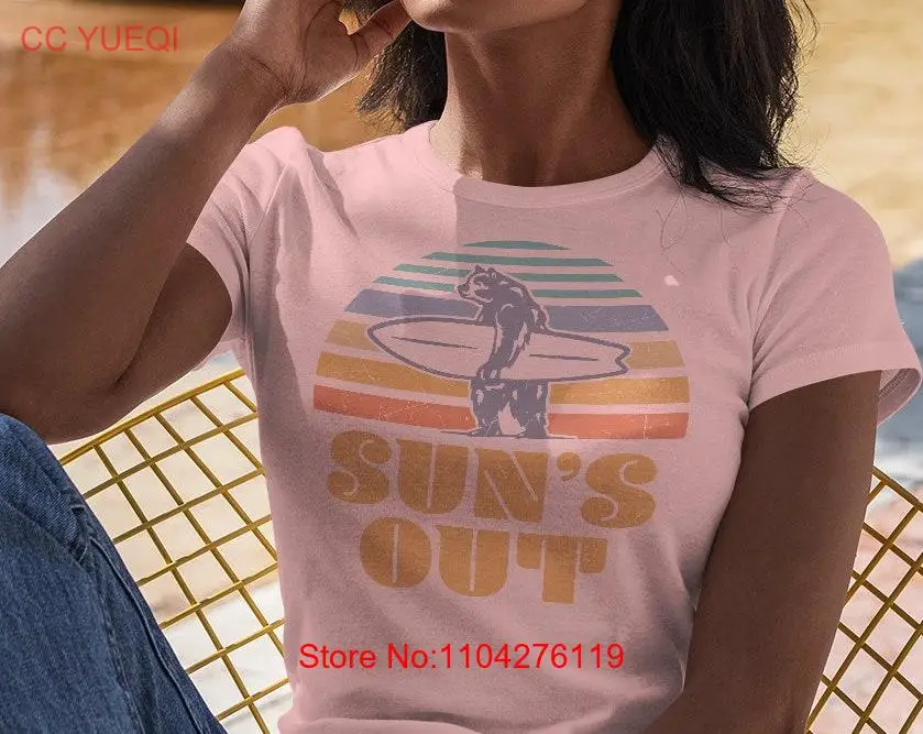 تي شيرت Suns Out تي شيرت كاليفورنيا تصفح الدب تصميم شاطئ عتيق كلاسيكي 1970 تي شيرت صيفي للمسافر بأكمام طويلة أو قصيرة