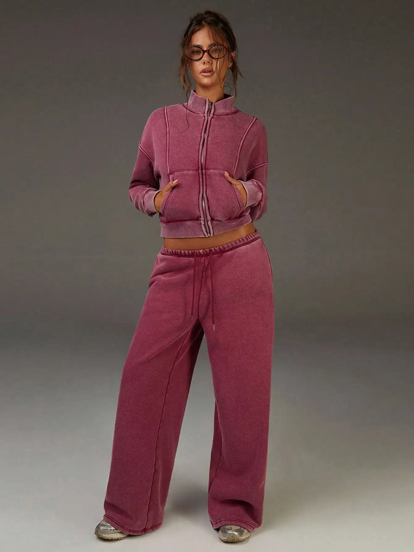 Damska kurtka w kolorze magenta, w stylu vintage, z prążkowanym materiałem, zapinana na zamek, z ozdobnymi przeszyciami, krótka, idealna do codziennego streetwearu.