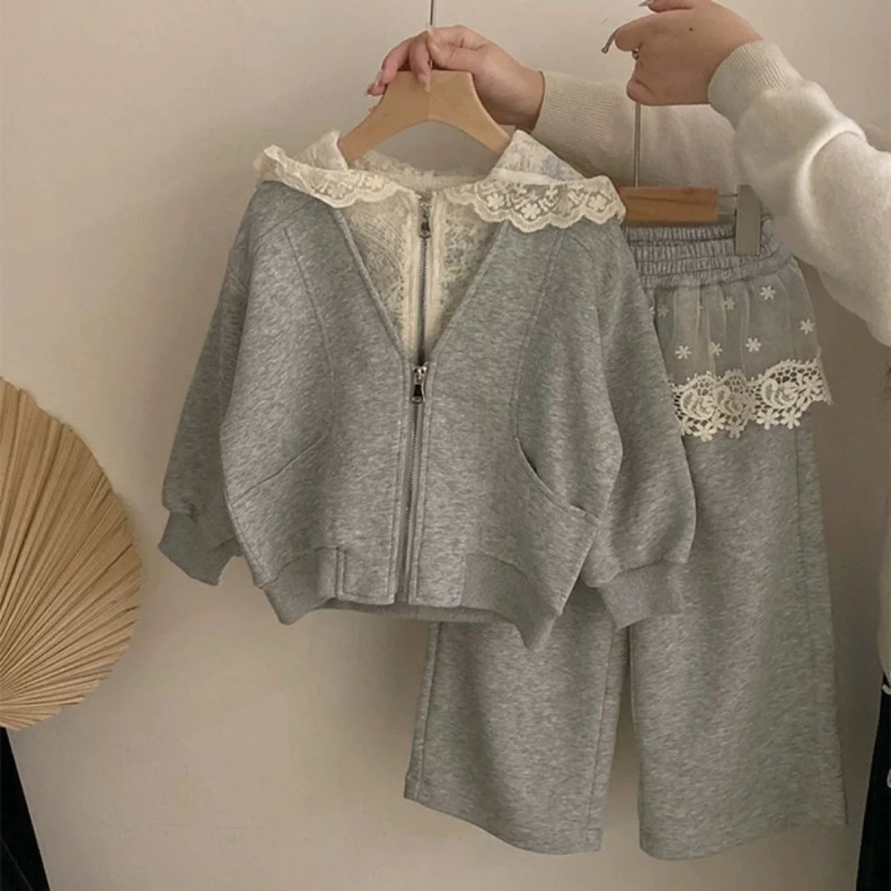 

Girls Sports Suit Spring and Autumn 2025 New Fashionable Solid Color Lace Hooded Sweatshirt Coat Flared Pants Two Piece Set