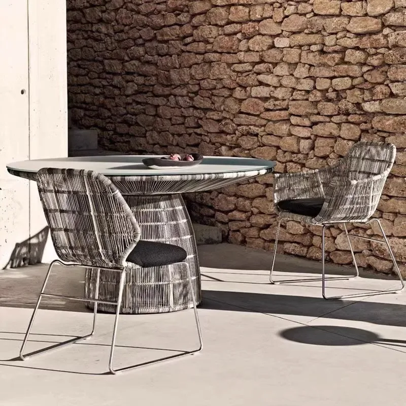 ชุดโต๊ะและเก้าอี้หวายสไตล์นอร์ดิกสำหรับระเบียงกลางแจ้ง 3 ชิ้น ดีไซน์เรียบง่าย เหมาะสำหรับลานบ้าน วิลล่า ร้านอาหาร และพักผ่อน