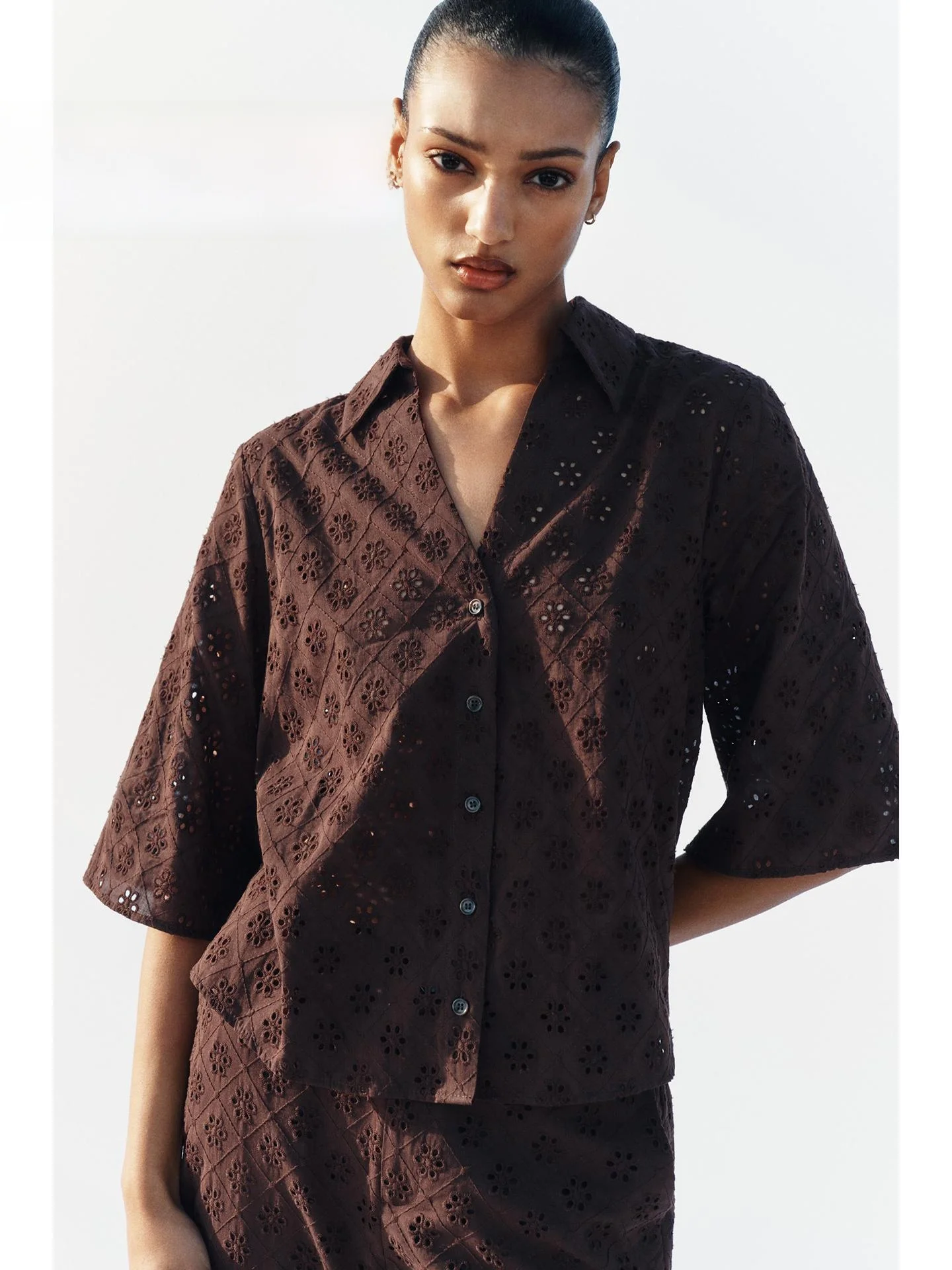 

Retro V-neck Floral Embroidery Shirt Women's Slimming Elegant Summer 2026 Casual Loose Fit Short Sleeve Flip Collar Blouse