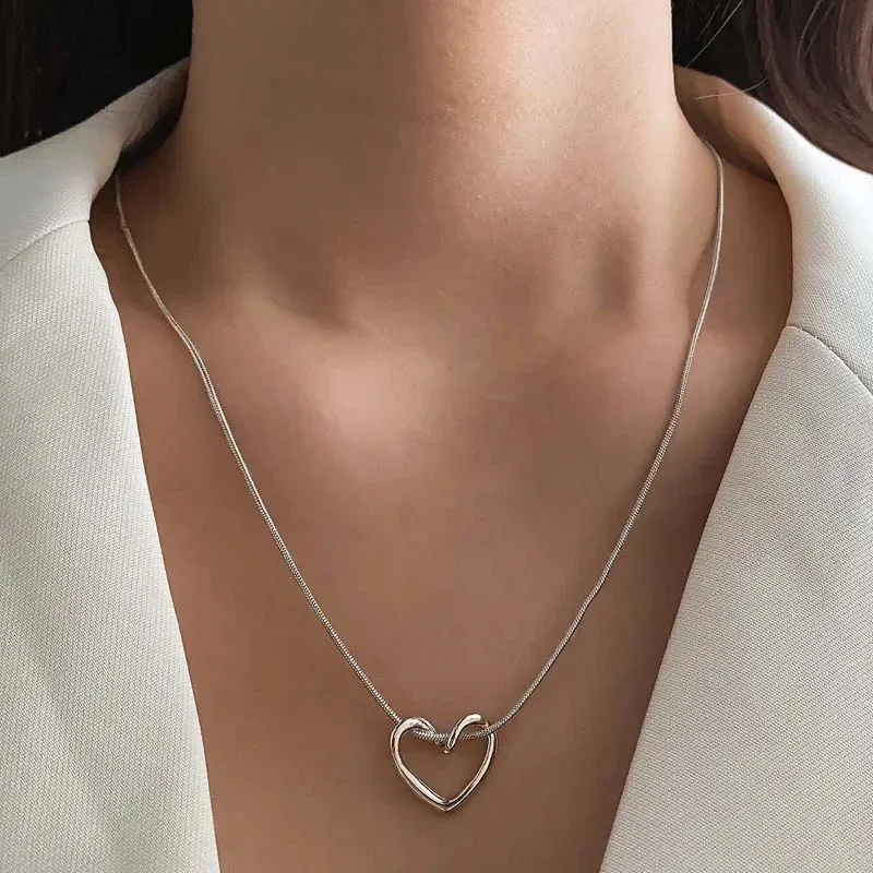 New Simple Hollow Love Heart Pendant Necklace for Women Fashion Creative Geometric Clavicle Chain Necklaces Party Jewelry Gift - Image 2