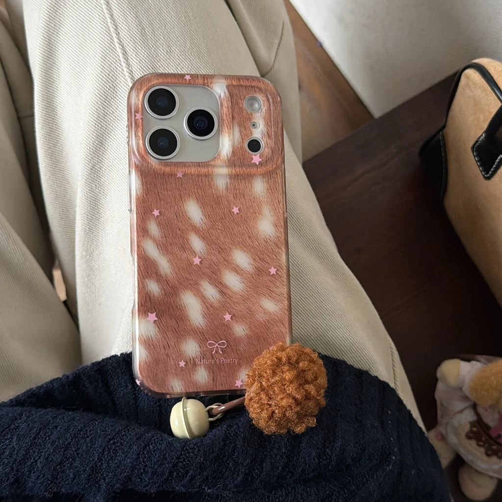 Suave dulce marrón piel de ciervo textura patrón estrellas rosadas con bola de felpa campana funda de teléfono para iPhone 17 16 15 14 Pro Max