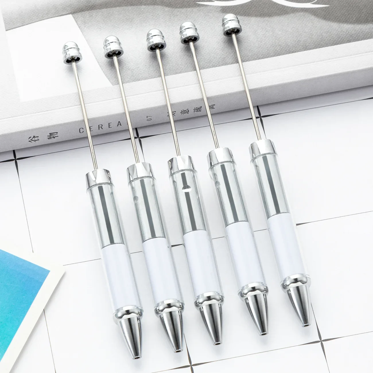 

50 шт. новая пластиковая шариковая ручка в рулоне бумаги с вращающейся ручкой из бисера