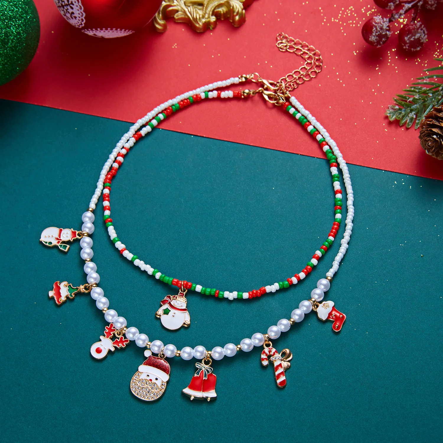 Weihnachtliche Rot-Grüne Reisperlen-Choker-Halskette für Frauen mit Weihnachtsbaum-, Elch- und Glockenanhänger, Neujahrsschmuck-Geschenk 2027 – Detail 5