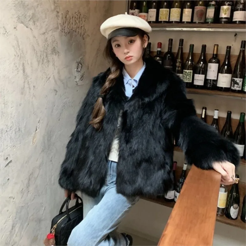 Un nuevo abrigo corto de piel cálido y para mujer con mezcla de