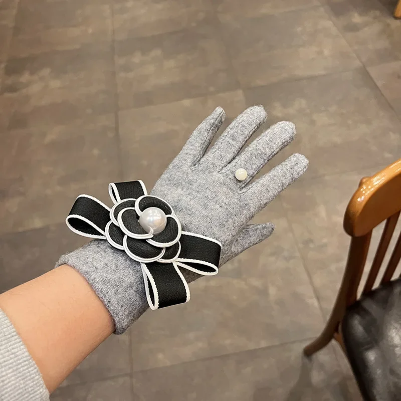قفازات الكشمير الصغيرة عطرة الرياح القوس كاميليا قفازات دافئة النسخة الكورية من قفازات شاشة اللمس الموضة C040 #4