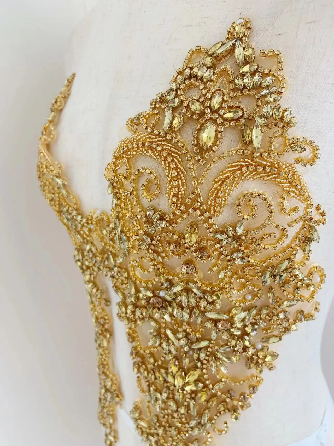 Patch di fiori di cristallo con perline francesi eleganti Applique in oro con strass pesanti per corpetto, moda, abito da sposa