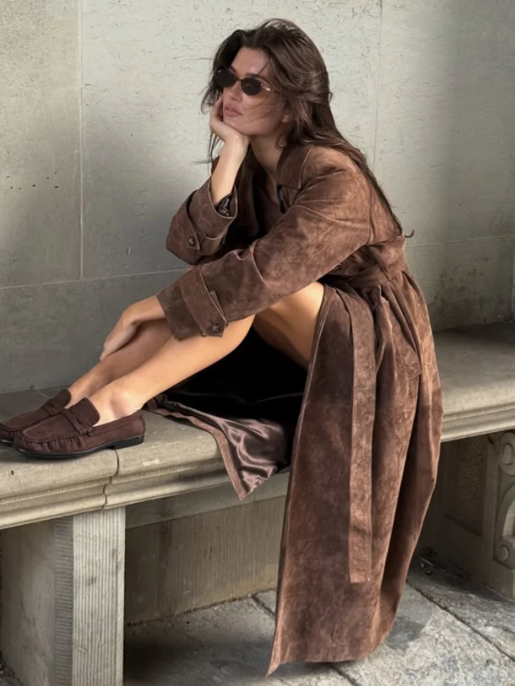 معطف نسائي من جلد الغزال البني بحزام واحد الصدر معطف طويل أنيق بأكمام طويلة لخريف 2025 ملابس خارجية جديدة للسيدات يومية للركاب