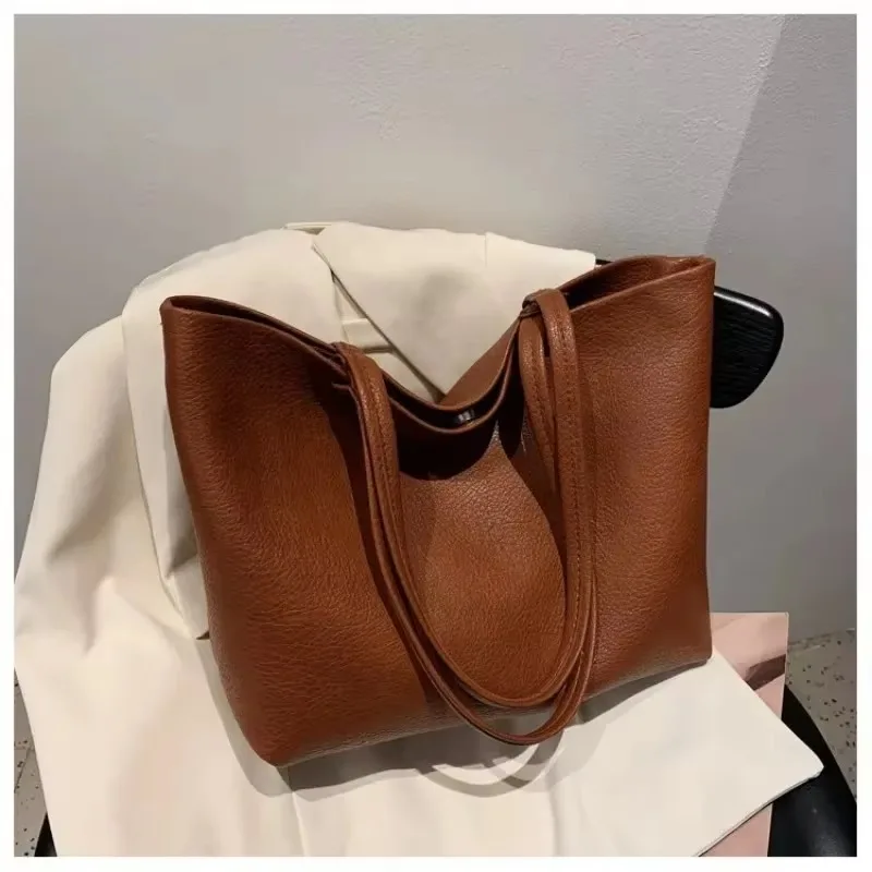 

Модные мягкие сумки на плечо из искусственной кожи с однотонной застежкой, большая вместимость, простые универсальные сумки-тоут в классическом стиле для женщин, горячая распродажа 2025 г.