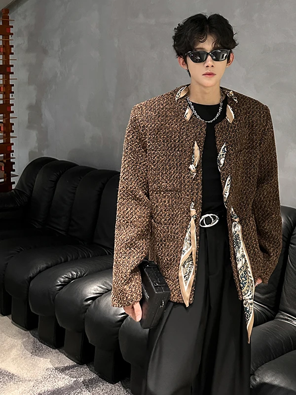 

Мужской осенний модный дизайн: укороченное пальто из шерстяного трикотажа цвета хаки с шелковым шарфом и стегаными наплечниками