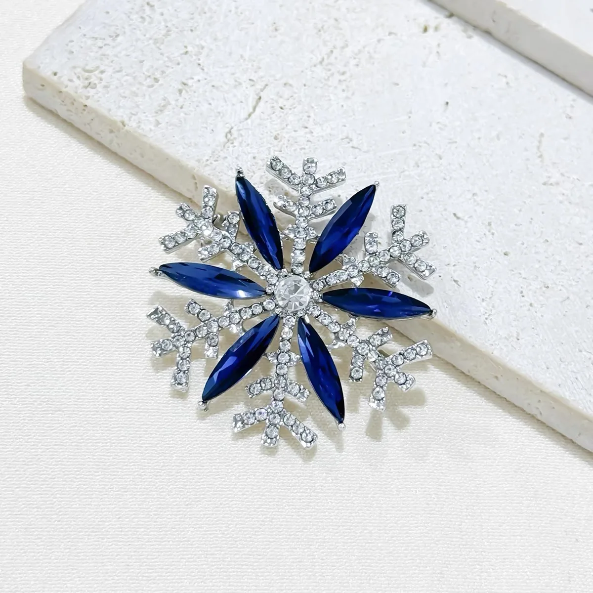 Exquisite Women‘s Brooch Crystal Snowflake Lapel Pins for Men Blue CZ Rhinestone Suit Clothes Badge Luxury Jewelry Accessories