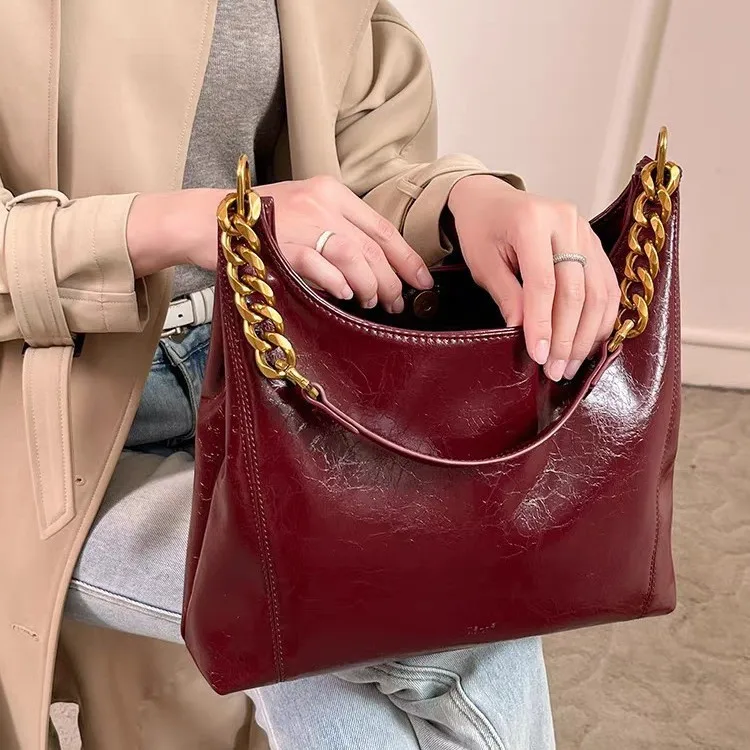 2025 حقيبة جلدية لامعة جديدة متعددة الاستخدامات باللون الأحمر الفاخر على الطراز الحضري البسيط تحت الإبط للاستخدام اليومي حقيبة كروسبودي